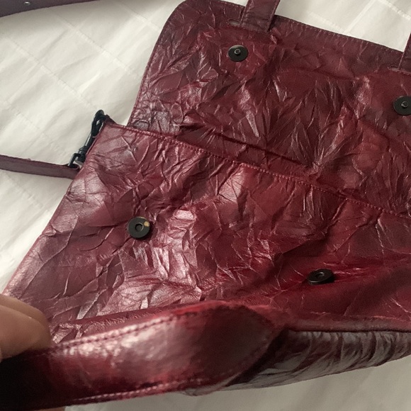 Matt & Nat Vegan Crinkle Crossbody Bag Distressed - Picture 12 of 17